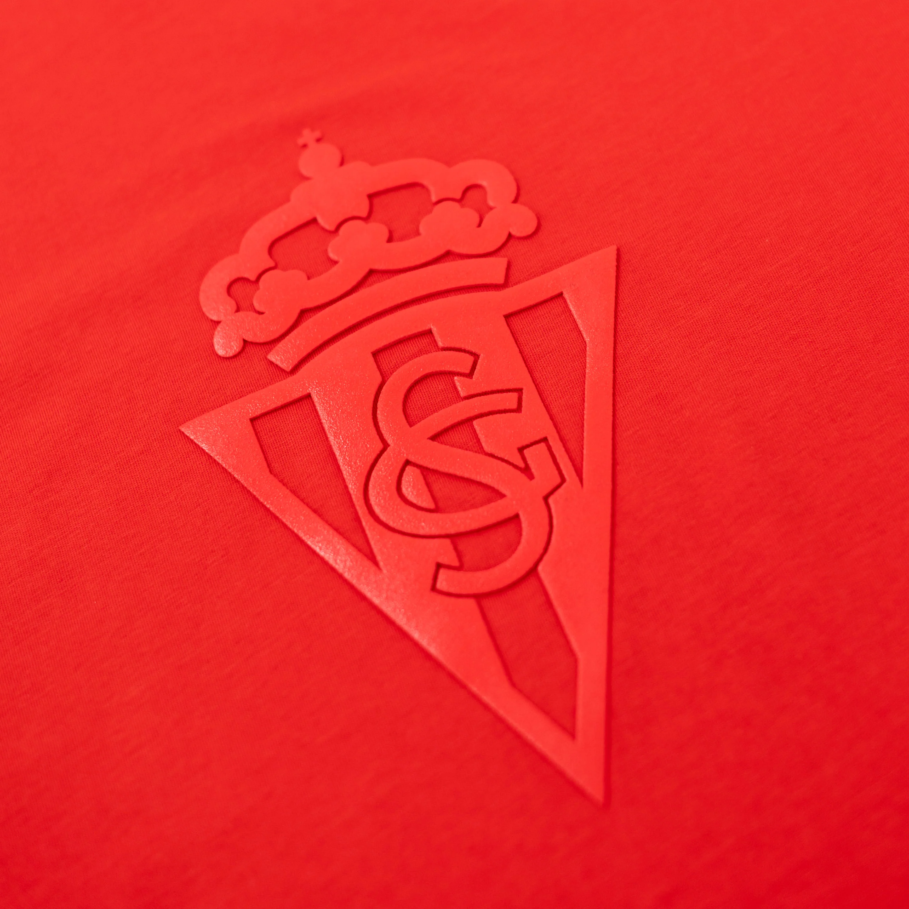 CAMISETA ROJA ESCUDO ENGOMADO NIÑO - Image 2