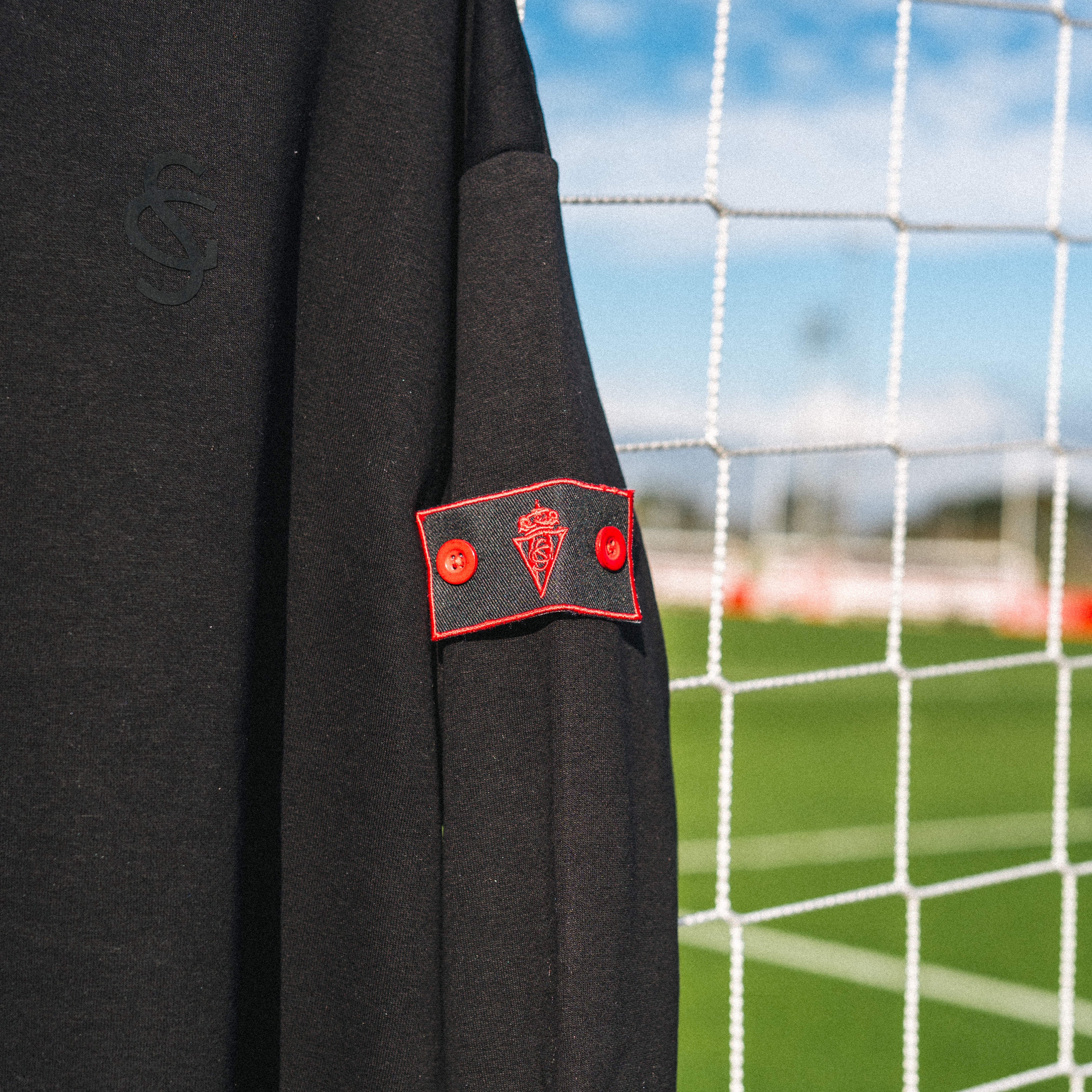 SUDADERA NEGRA PARCHE - Image 2